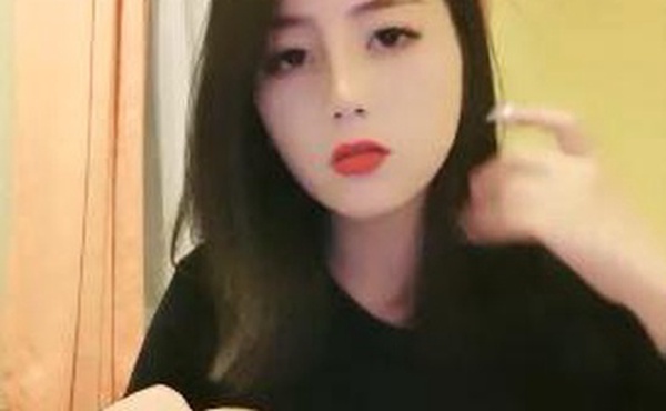 衣裳湿半道具自慰床上漏奶插完逼逼再插菊花