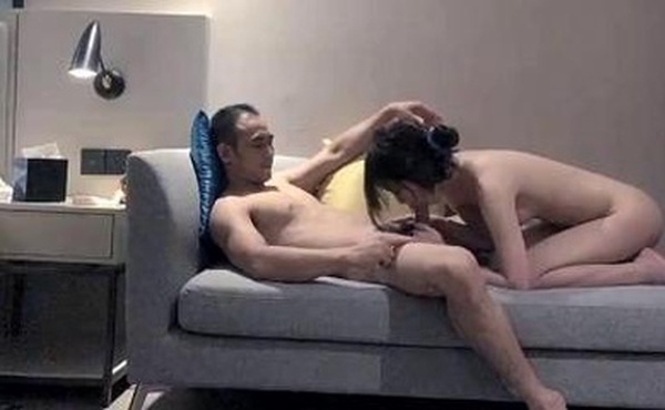 中年大叔约到年轻肤白嫩妹，温柔配合