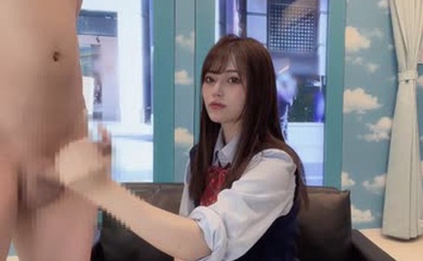 日本素人女学生在魔镜房给男人打手枪