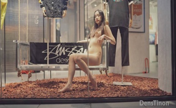 最新流出北京 天使捷哥裸體體購物順便客串一下展櫃模特